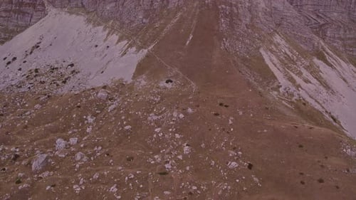 Vue aérienne, inclinée vers le haut, du parc national de Durmitor, au Monténégro, pendant la journée