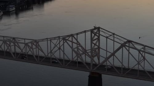 Vista aérea del puente de celosía de acero sobre el río Ohio, Estados Unidos.