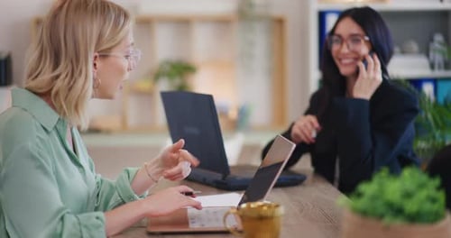 Un patron fier louant le travail de son assistant