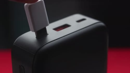 Anschließen des Powerbank-Akkuladegeräts vom Typ C