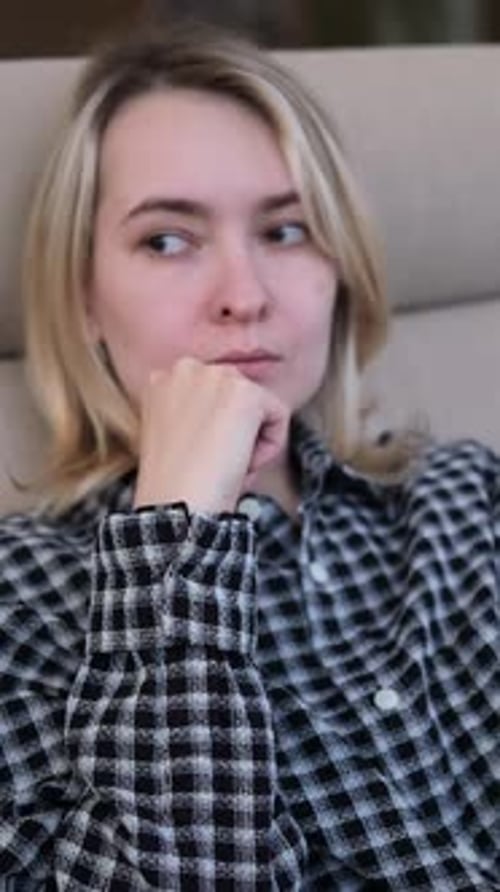 Pensar confundió a una mujer en la casa con preguntas sobre el por qué o una lluvia de ideas, planificación de cerca, duda