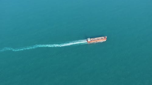 Velha balsa com carros. A balsa que transporta carros navega no
mar.