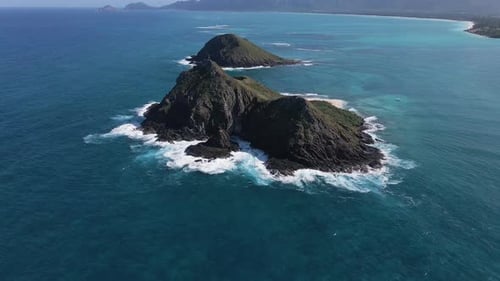 Ondas quebrando na ilha rochosa de Mokulua, Havaí. Vista aérea panorâmica