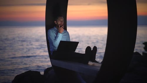 Lassen Sie sich von der Arbeit im Home-Office inspirieren, während Sie den atemberaubenden Sonnenuntergang am ruhigen Meer beobachten