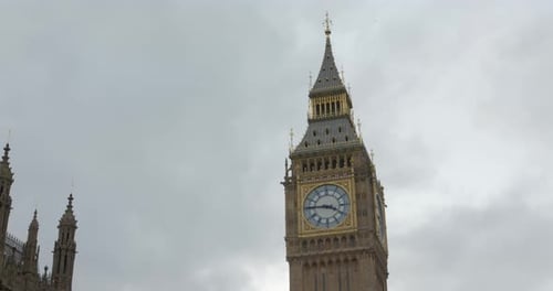 Close Up Of Big Ben - A Elizabeth Tower no Palácio de Westminster, Londres, Inglaterra. - foto inclinada para baixo