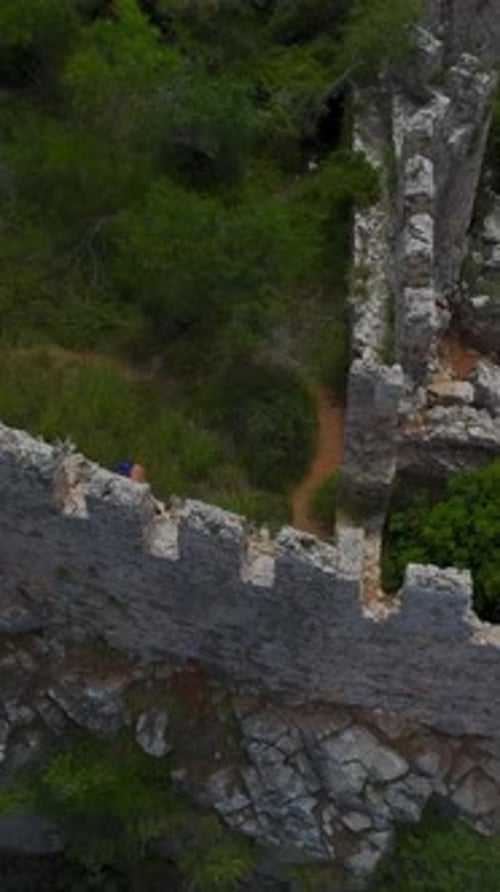 Vista aérea vertical de Rocky Ridge que se estende até o mar com barco nas proximidades