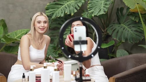 Vídeo tutorial de belleza y cosmética para una mujer joven haciendo contenido. Relajarse