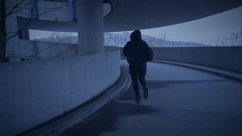 Une femme effrayée en vêtements noirs fuit un personnage suspect