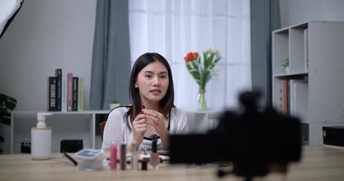 Hermosa bloguera asiática está mostrando cómo maquillar y usar cosméticos
