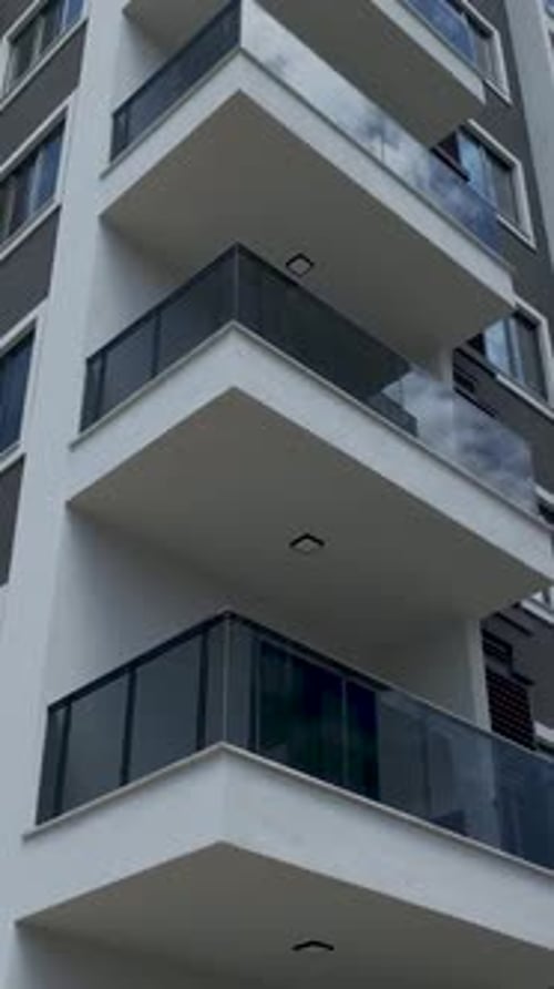Vídeo vertical Construcción inmobiliaria exclusiva con la impermeabilización de cimientos en curso