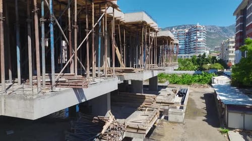 Vista aérea: trabajadores de la construcción gestionan hábilmente las tareas y avanzan en el proyecto