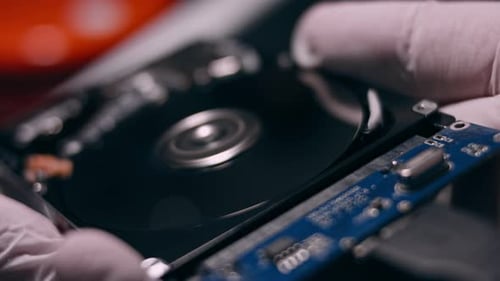 Makro Nahaufnahme des arbeitenden geöffneten Festplattenlaufwerks Festplatte Bewegung des Schreibens Lesen Magnetkopf