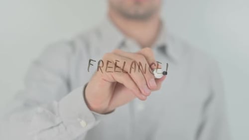 Freelancer, escribiendo en pantalla transparente
