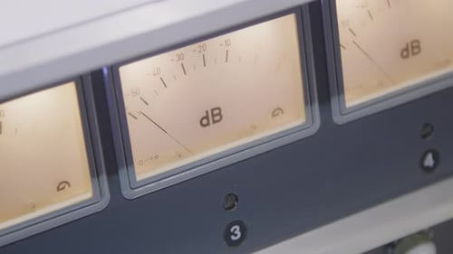 Medidor de decibelios analógico de niveles de audio de primer plano en un estudio de grabación de sonido