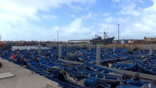 blaue Boote im Hafen von Essaouira, Marokko