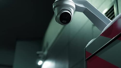 Foto Cinematográfico de câmeras CCTV esféricas brancas à noite