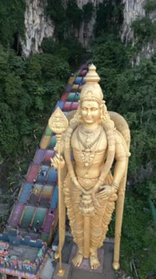 Vue aérienne des grottes de Batu et de la statue dorée de Murugan à Kuala Lumpur en Malaisie