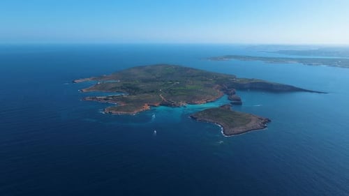 Vue aérienne du Blue Lagoon entre les îles de Comino et Cominotto à Malte.
