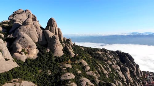 Vue aérienne : la chaîne de montagnes de Montserrat vue du ciel