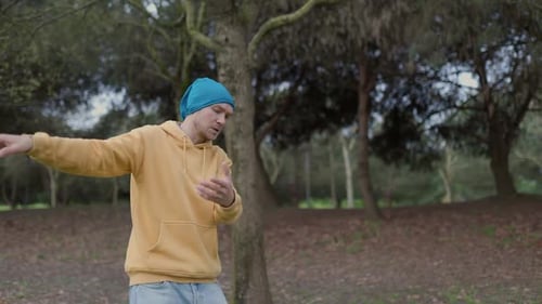 Hombre bailando estilo libre en un parque