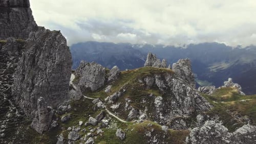 Vista aérea Cinemática de las montañas alpinas 11er (Stubai, Austria). Sobrevolando una formación de piedra con una h