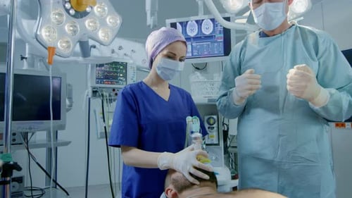 Im Operationssaal des Krankenhauses trägt der Anästhesist eine Narkosemaske auf einen Patienten auf, Assistenten Di