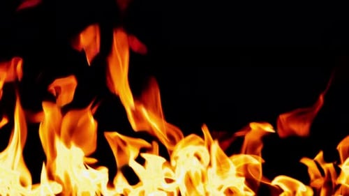 Feuer, brennende Flamme, Zungen mit orangefarbener Flamme, helle brennende Flammen auf schwarzem Hintergrund, Feuer langsam