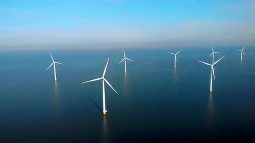 Ветряные турбины в море генерируют экологически чистую энергию в Нидерландах