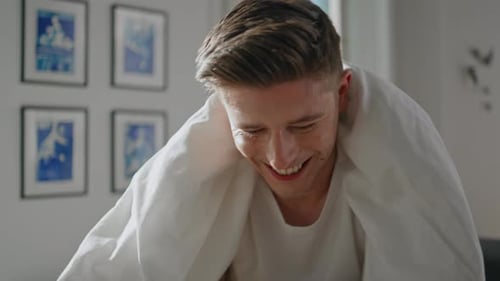 Cara engraçado de closeup rindo em casa pela manhã, namorado alegre fazendo careta