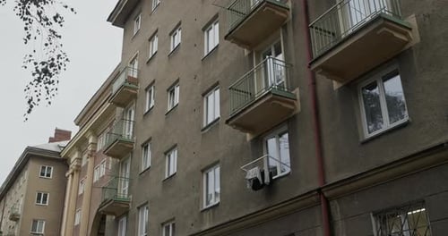 Une laverie est suspendue à l'extérieur d'un immeuble de logements sociaux urbains de l'ère soviétique