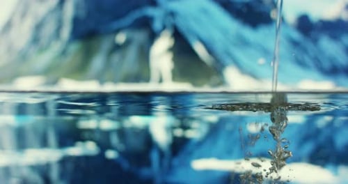 Frisches Wasser wird in mehr Wasser gegossen