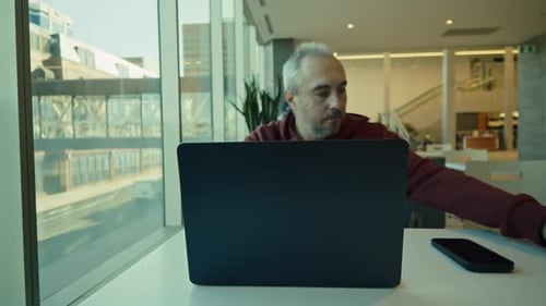 Vista lateral do homem fazendo compras on-line com cartão de crédito no café