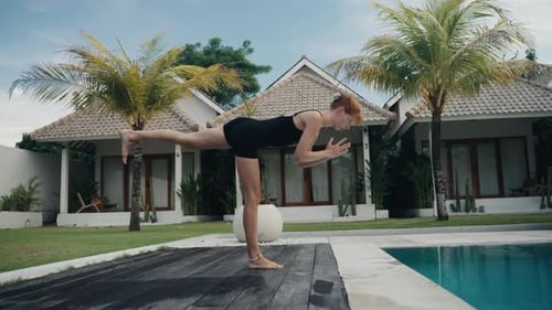 Femme pratiquant la pose de yoga Warrior Iii à l'extérieur