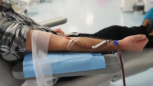 Männlicher Patient spendet Blut in einem Krankenhausspendezentrum