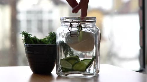 Remplir un bocal en verre de légumes frais pour la cuisson