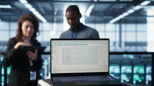 Programmiersprache auf einem Notebook, das von IT-Experten für Serverräume aus der Nähe verwendet wird