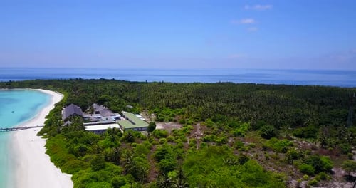 vista de um hotel resort e seu deck de madeira no mar azul-turquesa nas Maldivas, imagens de drone de