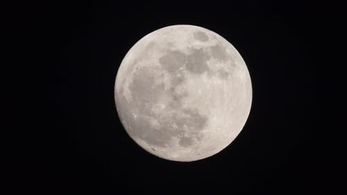 Vidéo rapprochée de la pleine lune en résolution 4K.