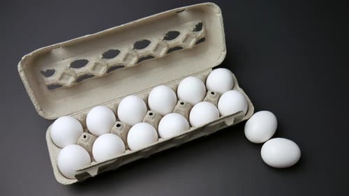 Eier, Eierkartonverpackung, Kulinarik, Lebensmittel, Protein, Zutat, Frühstück, frische weiße Eier, gesund,