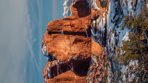 Lap de temps vertical de 4K. Journée d'hiver ensoleillée dans le parc national d'Arches, Utah, États-Unis, nuages légers au-dessus de Red Ro