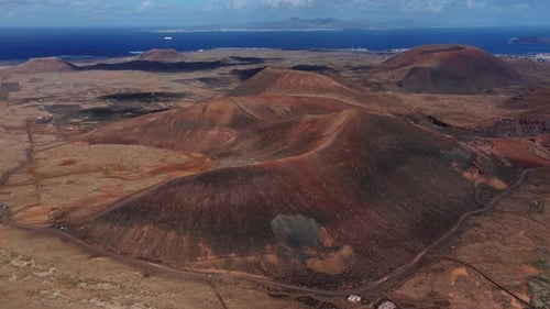 Drone aérien au-dessus des cônes volcaniques de Fuerteventura, de l'Atlantique et de Lanzarote
