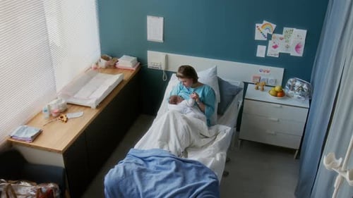 Mujer amamantando a su bebé recién nacido