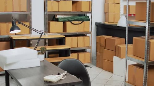 Entrepôt vide rempli de marchandises en paquets