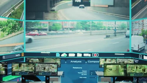 Leeren Sie den Überwachungsraum mit einem großen Bildschirm, um den Verkehr durch Überwachung zu beobachten
