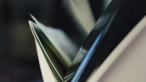 La máquina contadora de dinero cuenta billetes de cien dólares