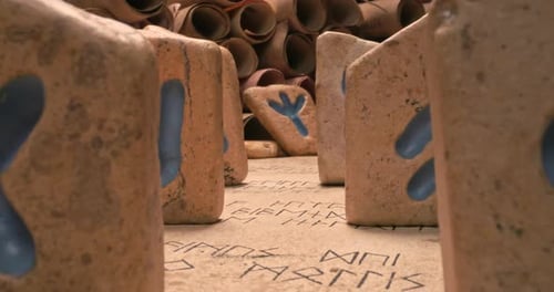 Nahaufnahme der Wahrsagerei durch Steine basierend auf dem Futhark-Alphabet.