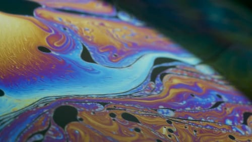 Dinâmica de fluidos e difração de luz na superfície da bolha de sabão de perto