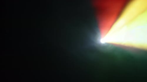 Rayons colorés et lumineux du projecteur