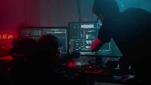 Cyberdiebe arbeiten im Dark Room für einen massiven Virenangriff