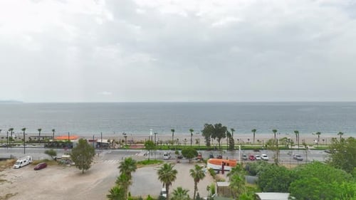 Luftaufnahme Schönes Hotel am Sandstrand mit kristallklarem Wasser